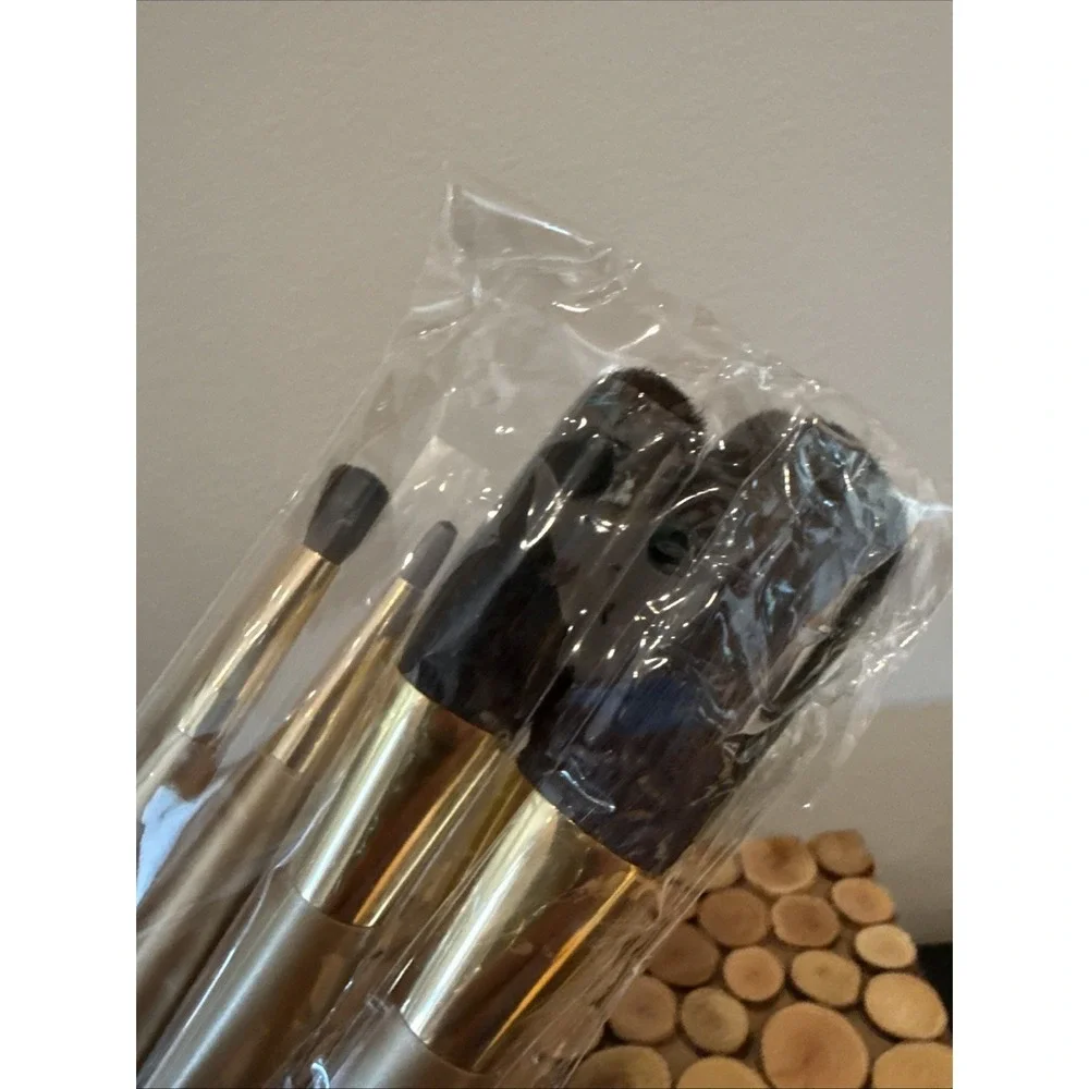 New Estee Lauder 4 PCS Makeup Brush Set For Face/ Eyeshadow/Lips in plastic wrap